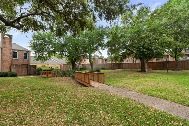 Building Photo - 11805 Southlake Dr