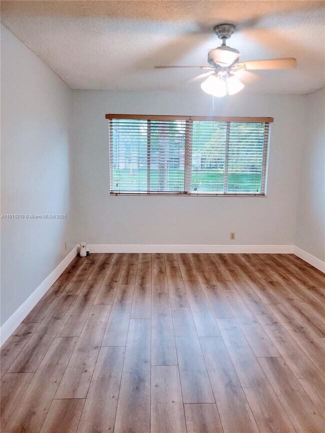 Building Photo - 9977 Westview Dr