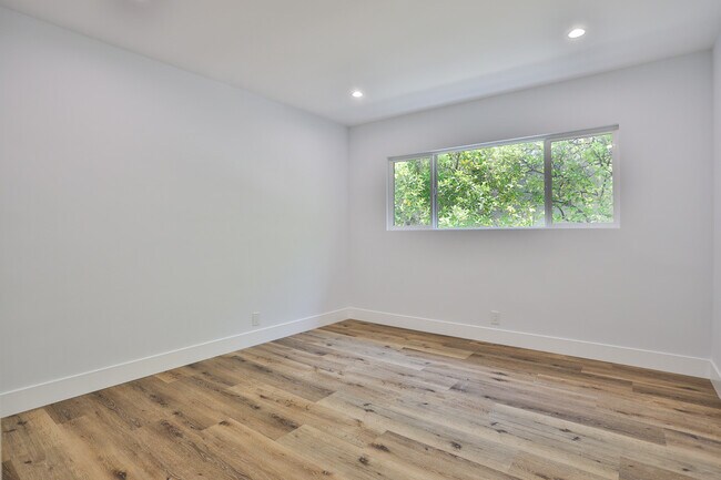 Building Photo - 1425 El Paso Dr