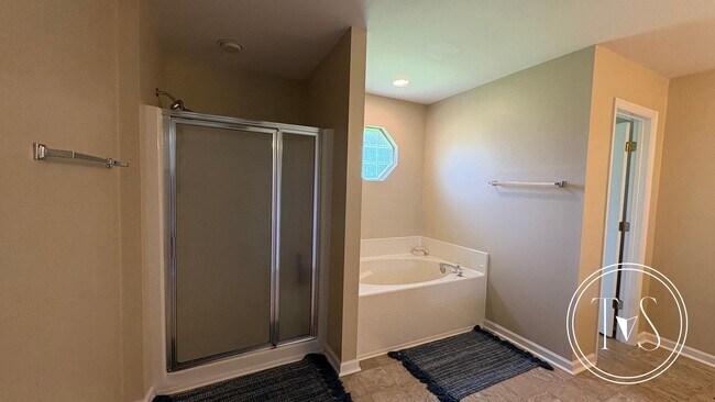 Building Photo - RATE DROP ALERT (was $$2600/month) and FAL...