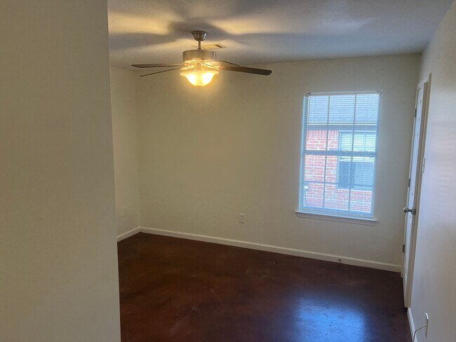 Building Photo - 2 Bed 2 Bath Duplex