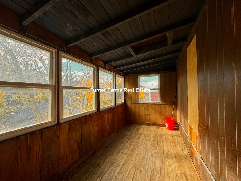 Building Photo - 144 Hillside St