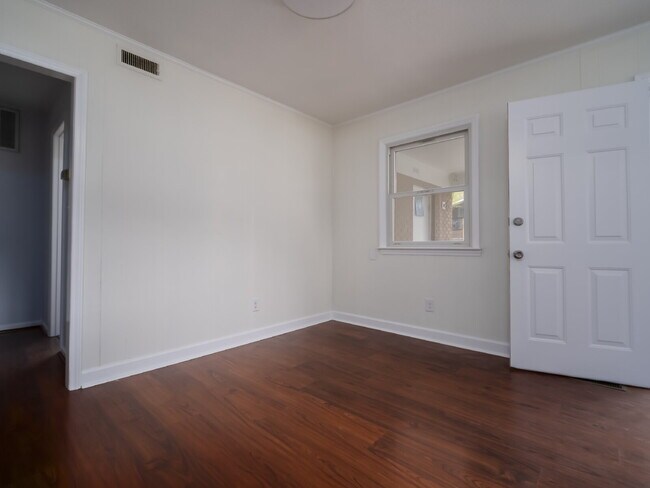 Building Photo - 102 McCall St