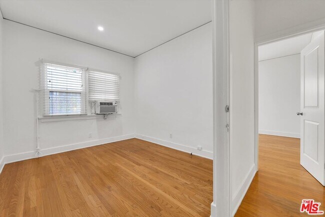 Building Photo - 858 1/2 S Gramercy Pl