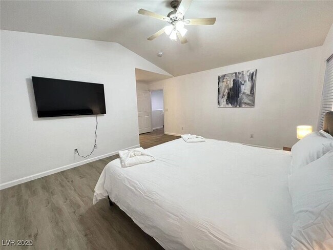 Building Photo - 4570 Sparwood Dr