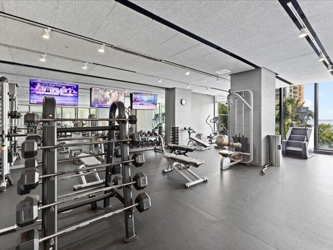 Building Photo - 460 NE 28th St