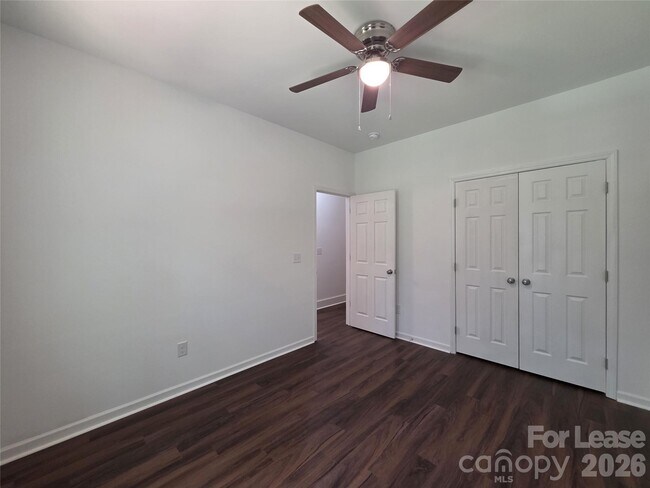 Building Photo - 595 Foxwood Dr SE