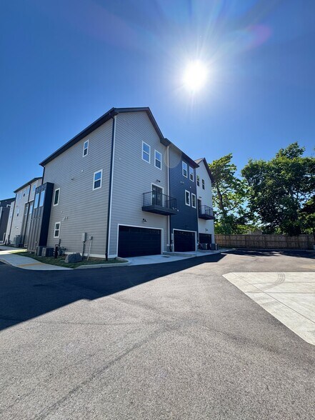 Building Photo - 6124 Robertson Ave