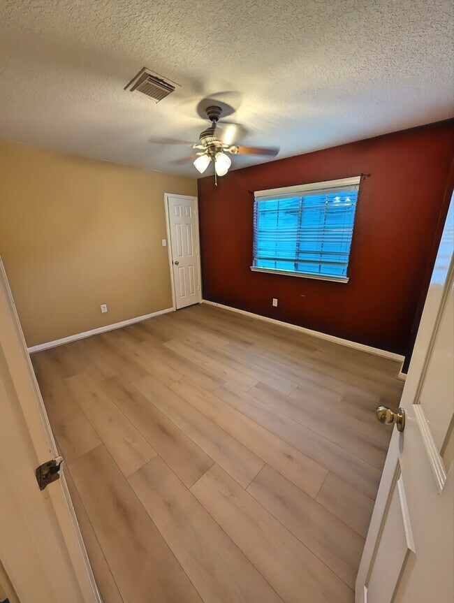 Building Photo - 18927 Hikers Trail Dr