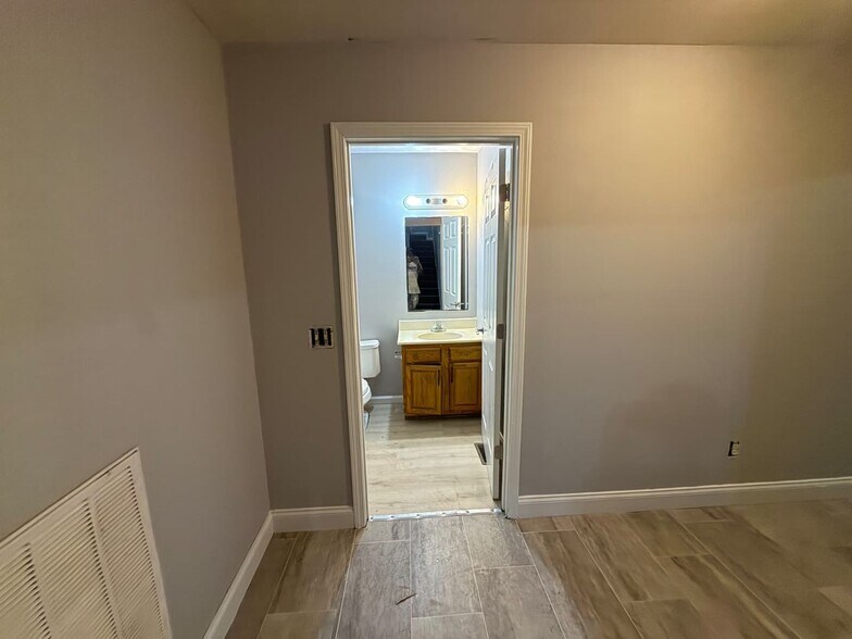 Building Photo - 615 5th Ave E