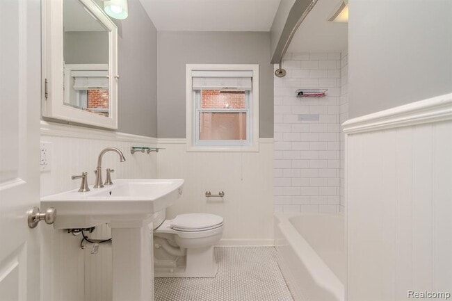 Building Photo - 4355 Elmwood Ave