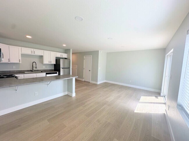 Building Photo - 7643 Coloma St