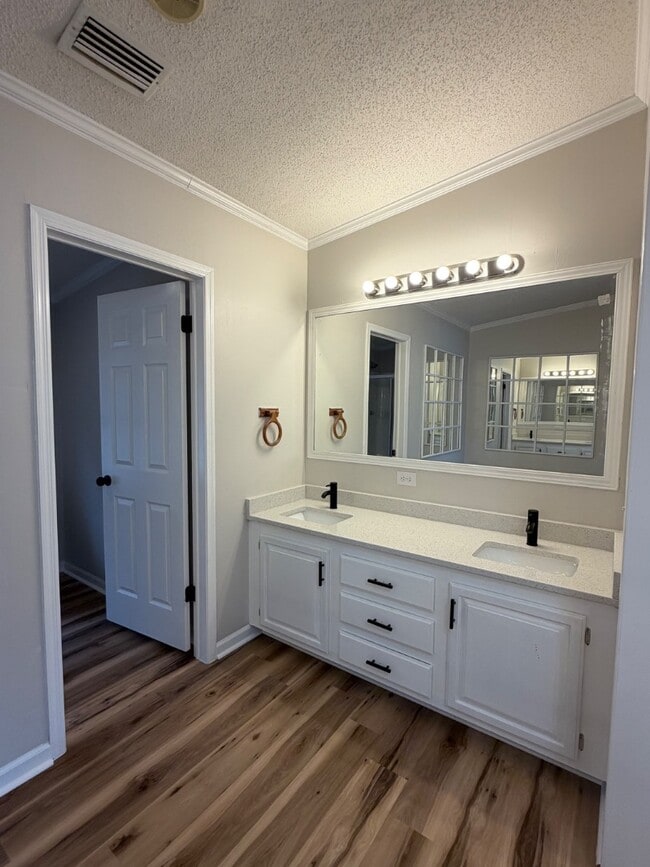 Building Photo - 450 Wendy Ln