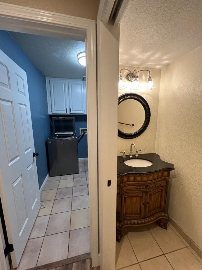 Building Photo - 827 Notre Dame Dr