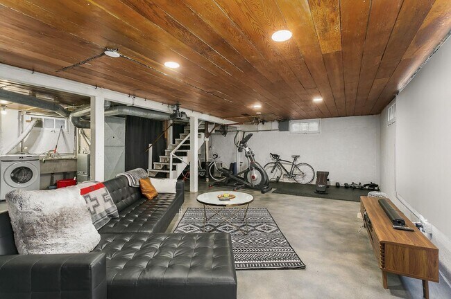 Building Photo - 3 bedroom, 2 bath gorgeous home now available by Mt. Tabor Park in SE Portland!