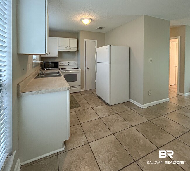 Building Photo - 6410 Schoel Ln