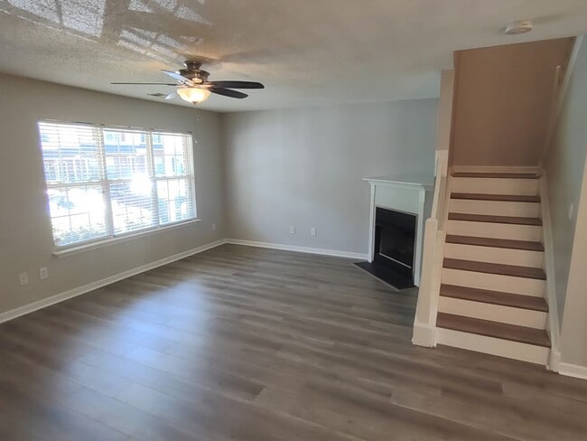 Building Photo - Beautiful Townhome in University Heights C...