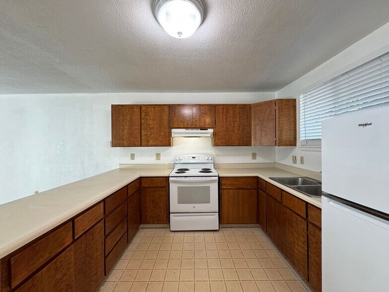 Building Photo - 2148 Primrose Dr