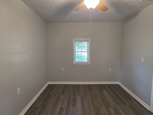 Building Photo - Country Living with Beautiful Oak Trees on Acreage!