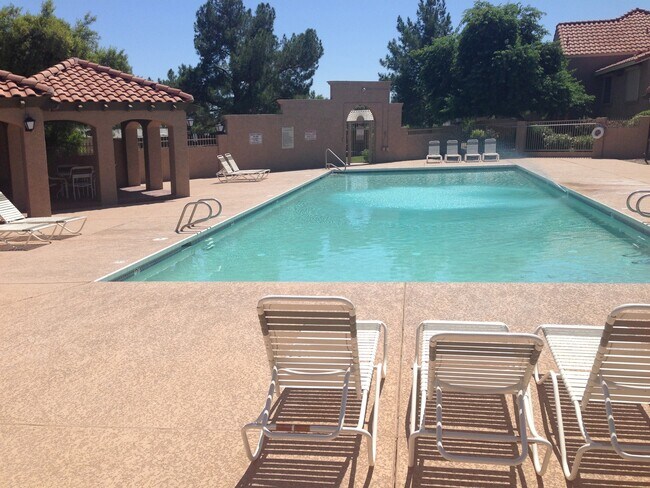 Building Photo - **BEAUTIFUL 2br/2.5ba TOWNHOME (ELLIOTT & ARIZONA AVE)