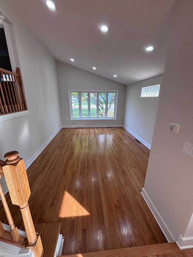 Building Photo - 532 Warren Rd