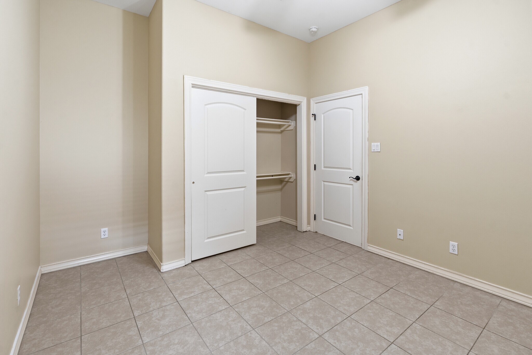 Building Photo - 722 Wellington Ave