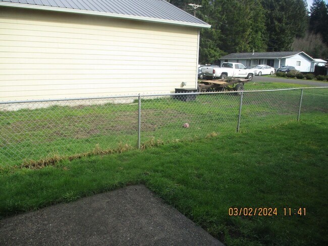 Building Photo - 631 N 13th St