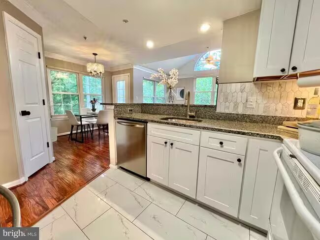 Building Photo - 913 Hillside Lake Ter