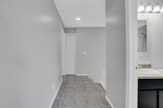 Building Photo - 15217 W Pond Woods Dr