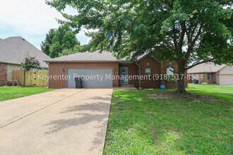 Building Photo - Large 3 Bed | 3 Bath | Jenks