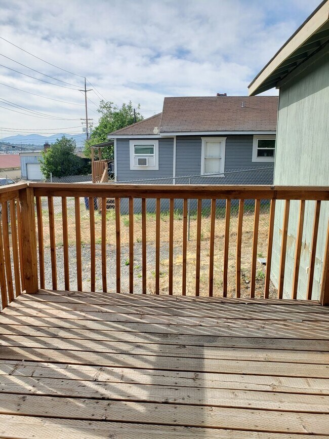 Building Photo - Cozy 1 bed, 1 bath house! Centrally located with washer & dryer!