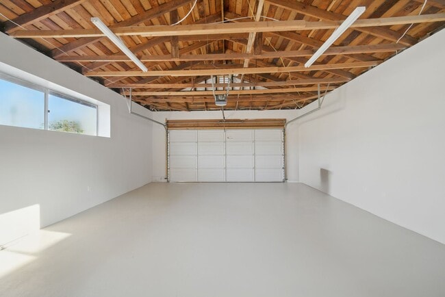 Building Photo - Stunning Home for Entertaining in Highly S...