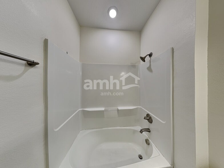 Building Photo - 511 Pine Terrace Dr