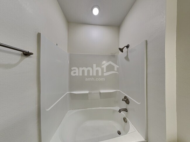 Building Photo - 511 Pine Terrace Dr