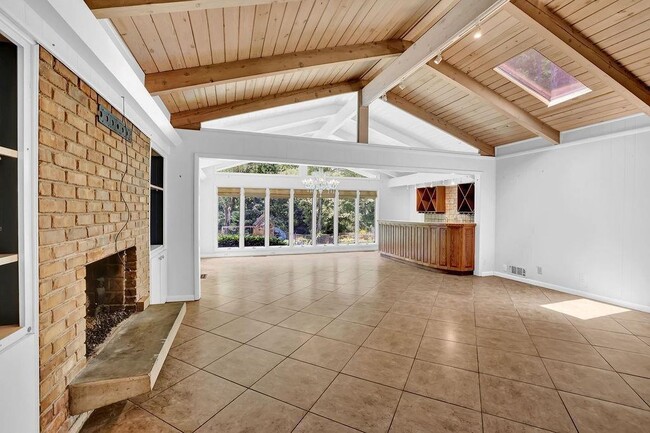 Building Photo - 505 River Valley Rd NW