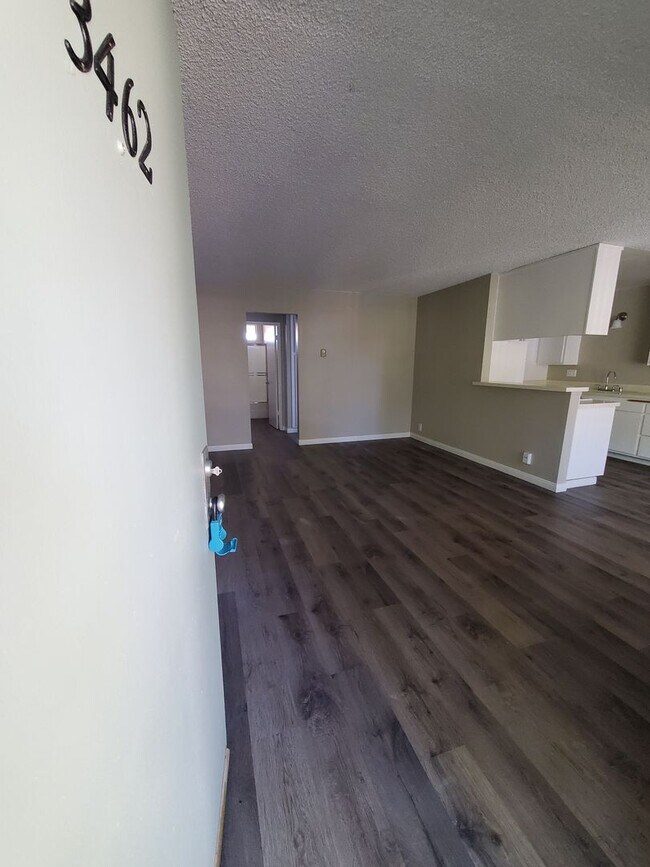 Building Photo - Spacious 1 Bedroom 1 Bath Upstairs Apartment