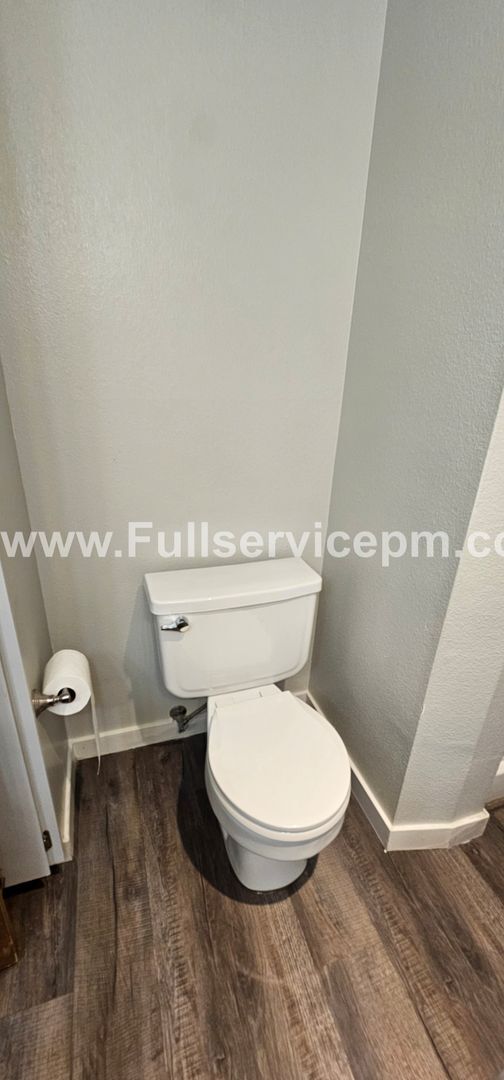 Building Photo - Beautiful duplex apt. on Quiet culdesac