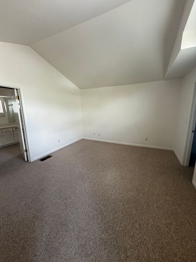 Building Photo - Beautifully Updated 2-bedroom 2 bath home blocks from Downtown Martinez!