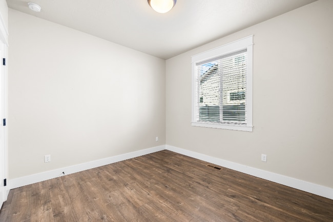 Building Photo - 165 E Cool Pond Dr