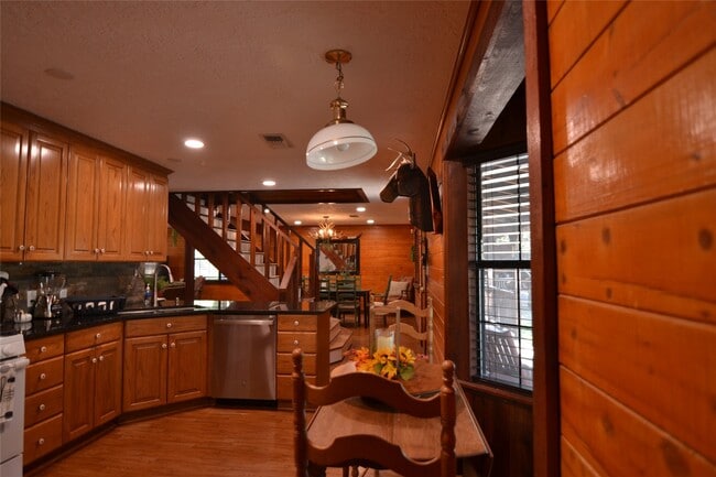 Building Photo - 2611 Primrose Dr