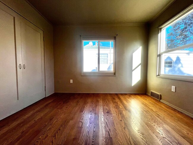 Building Photo - Move in special-$200 off first month's rent!