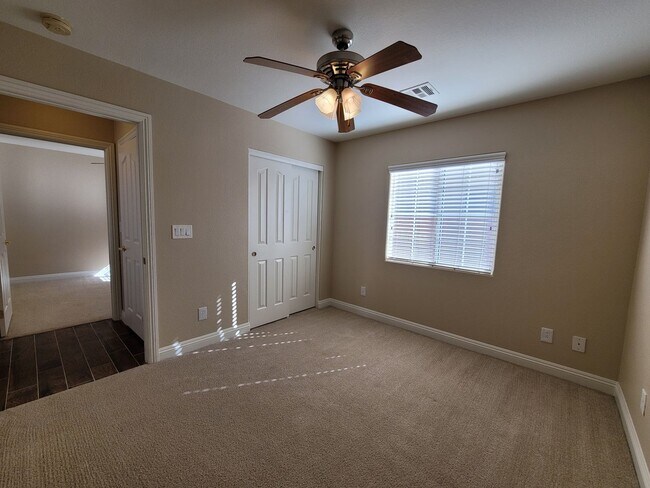 Building Photo - Beautiful Single Story Town Home in Mountains Edge Community