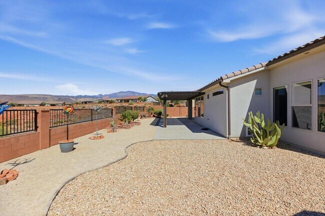 Building Photo - Brio Beauty! 3 Bedroom Home with View and RV Parking!