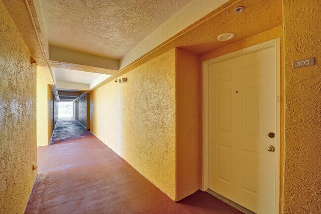 Building Photo - 1450 SE 3rd Ave