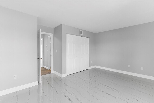 Building Photo - 5925 SW 36th Ct