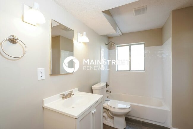 Building Photo - 4 Bedroom Pet-Friendly Home in Clearfield,...