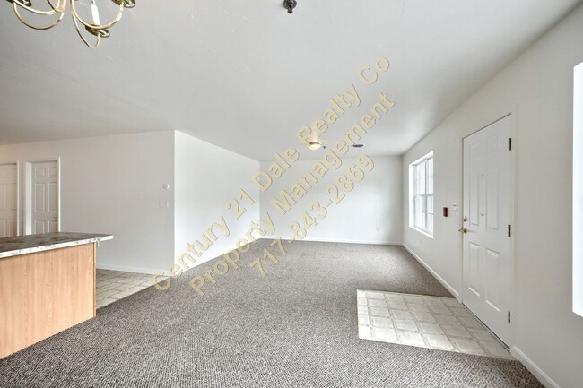 Building Photo - 2 Bedroom Townhome in Eastern School District