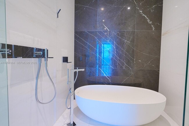 Building Photo - 300 Biscayne Blvd Way