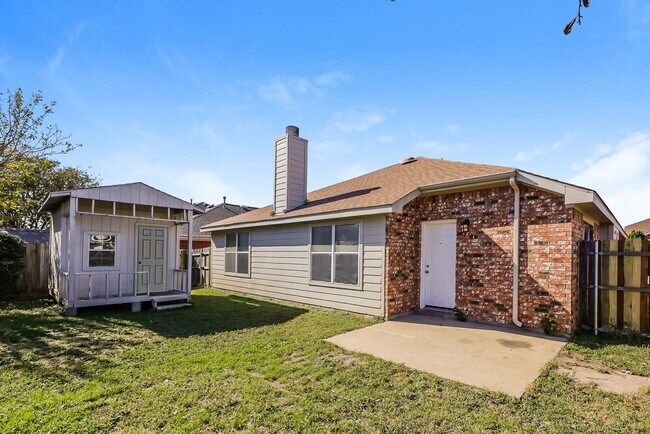 Building Photo - 3020 Meadowbrook Dr