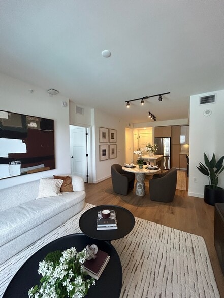 Building Photo - 1625 NE 124th St